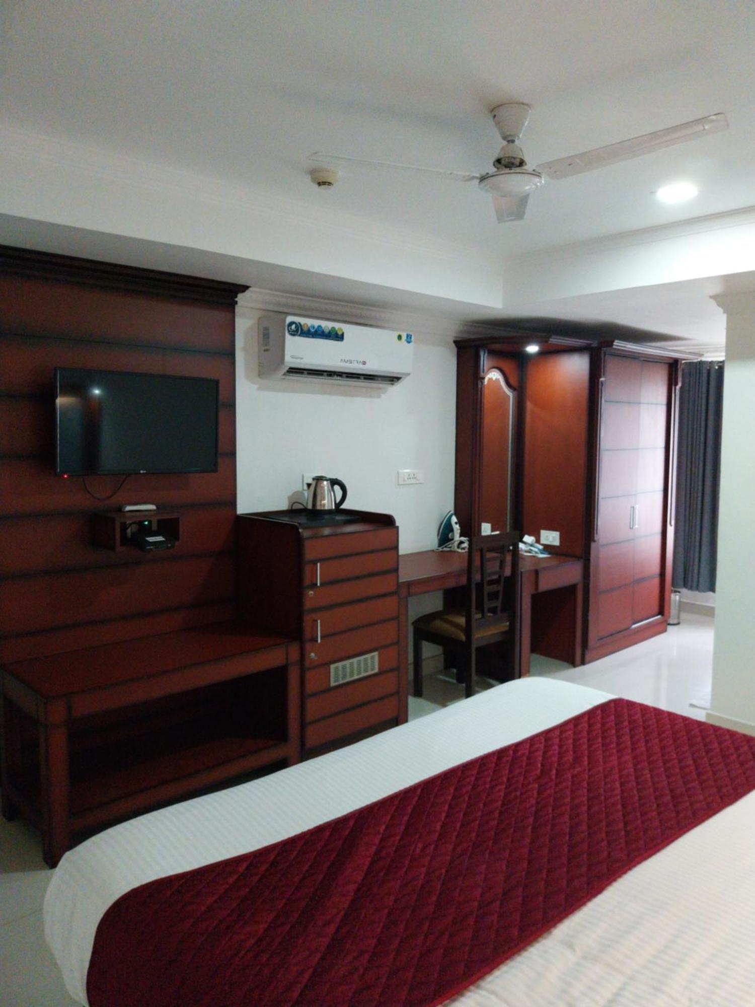 Hotel Savera Park Thrissur Eksteriør billede